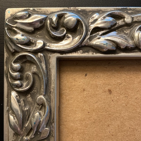 Vintage 4 x 6 Silver-Tone “3-Dimensional” Picture Frame - Picture 2 of 9